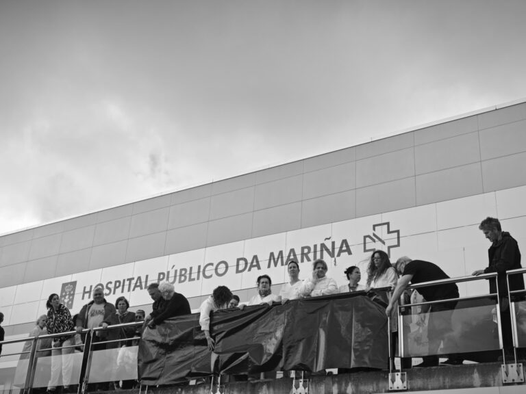 Personal del Hospital de A Mariña sostienen una faja negra para criticar la «confiscación» de la pancarta retirada