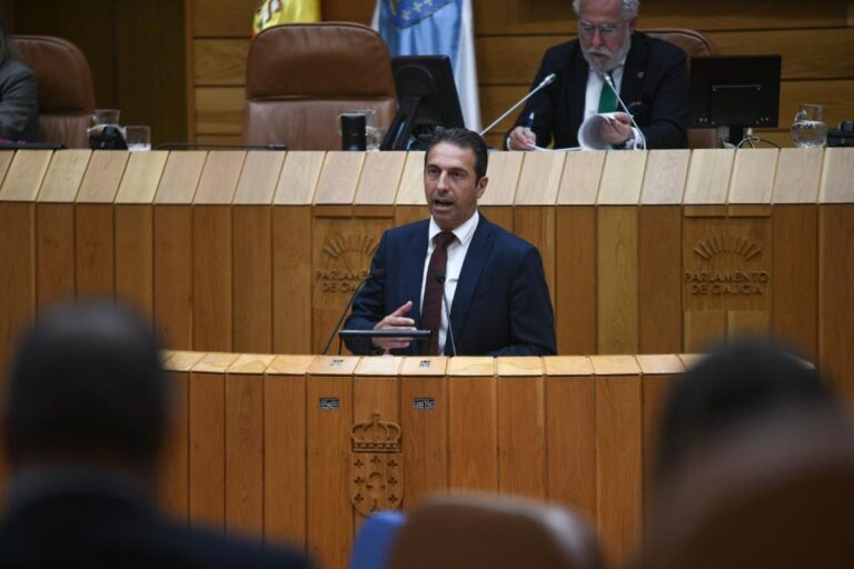 Villares defiende los informes sobre Altri ante un BNG que alerta de daños en la ría de Arousa