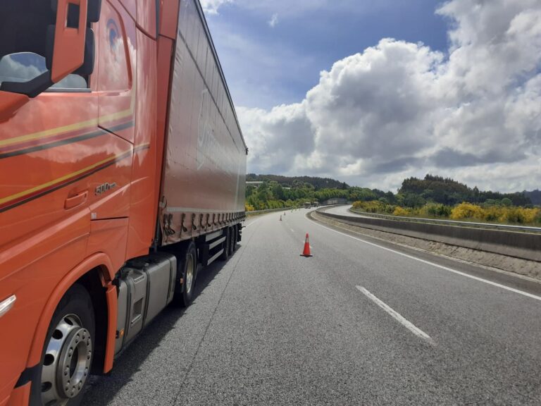 Una avería de un camión provoca un vertido de aceite en la autovía AG-64, en San Sadurniño (A Coruña)