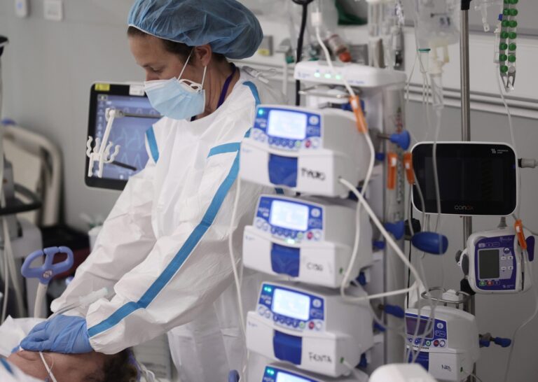 Galicia se aproxima a la media española en médicos por cada mil habitantes y está a la cola en enfermeros