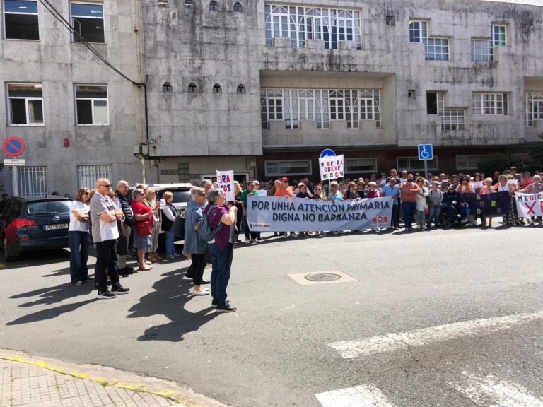 Concentración frente al centro de salud de Ribeira: alrededor de 3.000 pacientes están sin médico