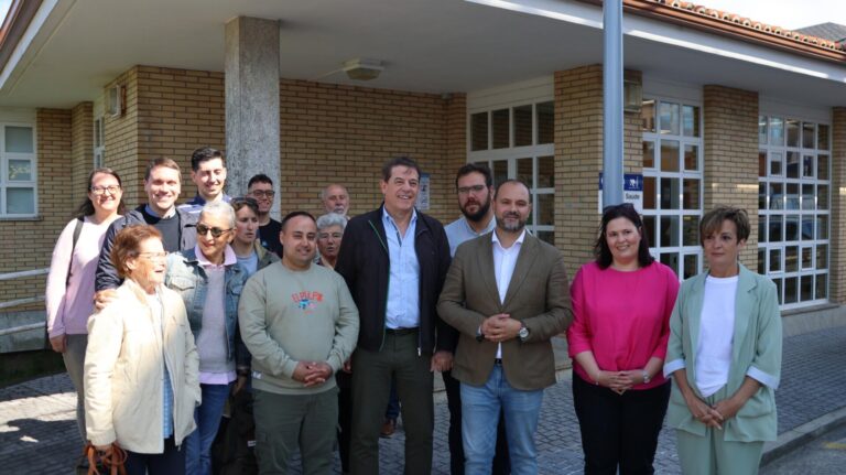 Besteiro denuncia que en el rural gallego «o no hay centros de salud» o los hay «sin médicos»