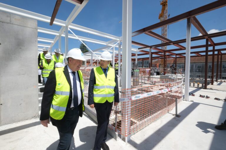 Una delegación del Gobierno vasco visita el Centro de Protonterapia de Galicia, construido al 62%