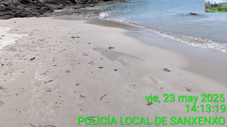 Detectan restos de un material pegajoso en una playa de Sanxenxo (Pontevedra)