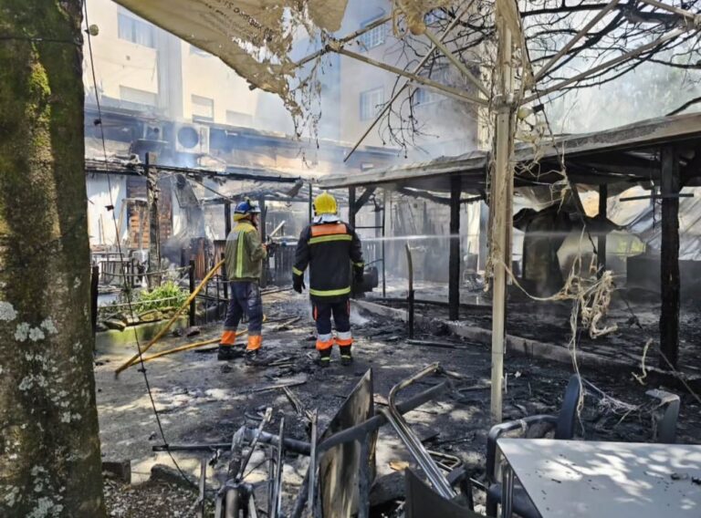 Un incendio calcina un bar en Caldas de Reis (Pontevedra) y obliga a desalojar dos edificios