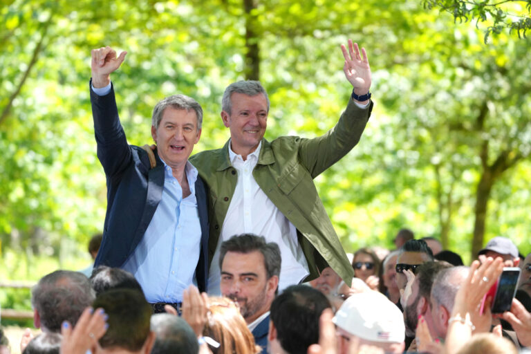 Feijóo, que ya tiene el aval de Rueda, recibe una caja con más de 2.000 firmas en la ‘romería’ del PP de A Coruña