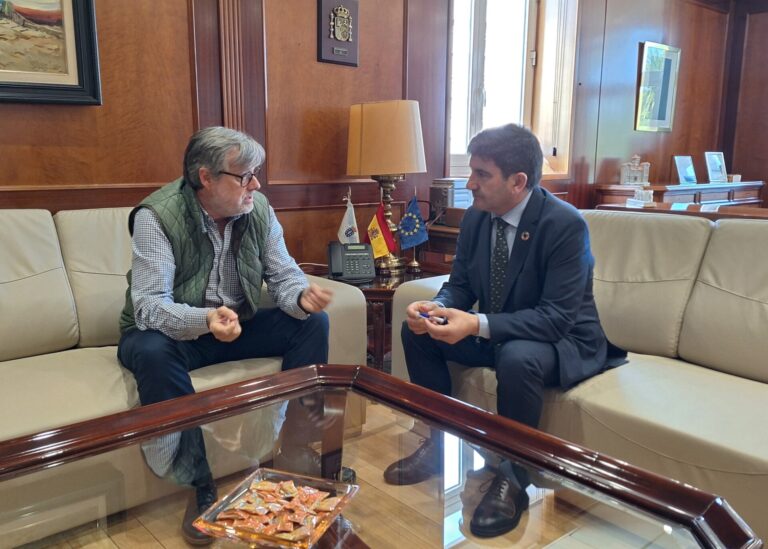 El delegado del Gobierno y el presidente de Náuticos de Galicia abordan mejoras sobre amarres