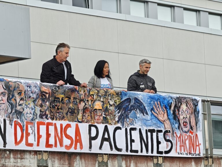 Personal del Hospital da Mariña vuelve a colocar la pancarta crítica en la barandilla y la dirección la quita de nuevo