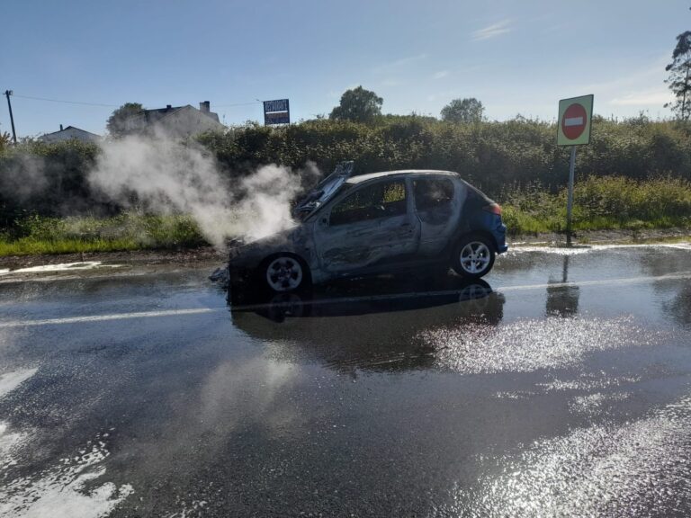 Arde un coche en la A6 a su paso por Aranga (A Coruña) sin causar daños personales