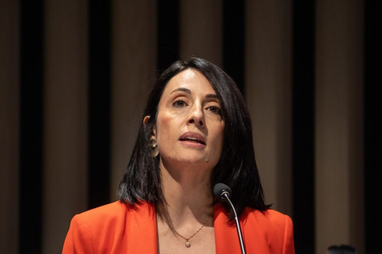 El Gobierno niega haber enviado un ‘memorándum’ secreto a Alcoa y quiere que se quede en Galicia
