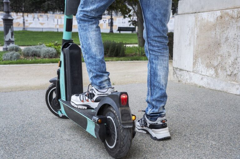 Denunciadas más de veinte infracciones en A Coruña durante la campaña de control de bicicletas y patinetes