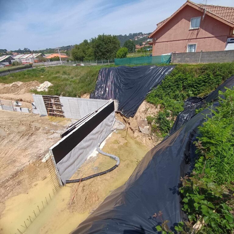 Vecinos de Nigrán denuncian la caída de muros de contención de viviendas por la obra de una nave de Porto do Molle