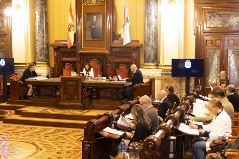 PP y BNG reprochan a la alcaldesa de A Coruña «falta» de proyecto y diálogo y esta defiende su gestión