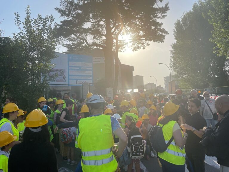 Protesta en un colegio de Vigo por el mal estado del techo: «Hasta que se caiga no lo van a arreglar»