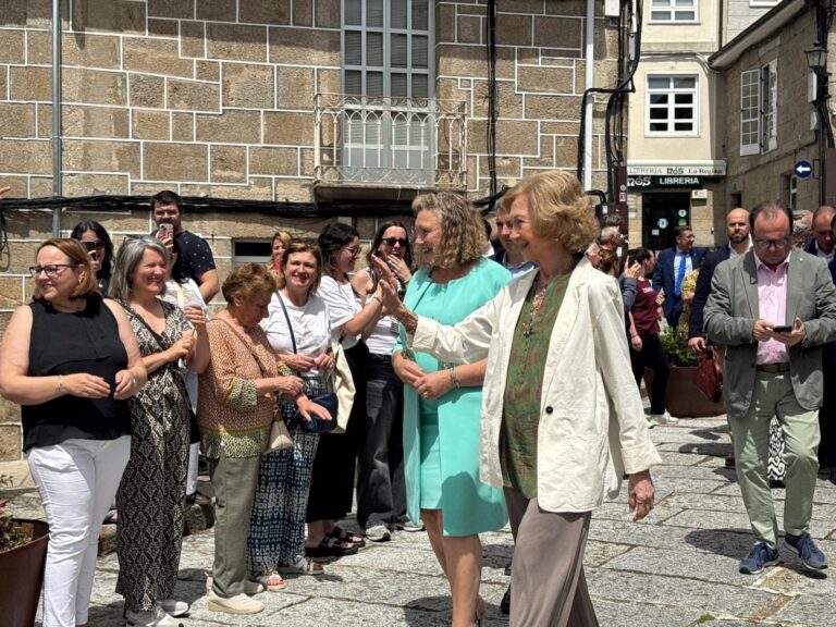 Gaiteros, bica y un ramo de flores para recibir a la reina Sofía en Castro Caldelas (Ourense)
