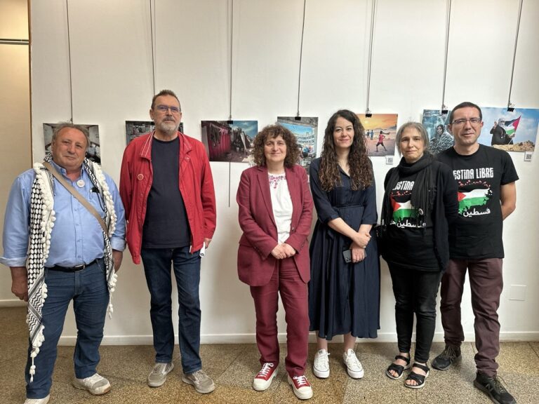 Inaugurada la exposición ‘Unha ollada sobre Palestina’ en un centro social de Compostela, con 22 fotografías de Gaza