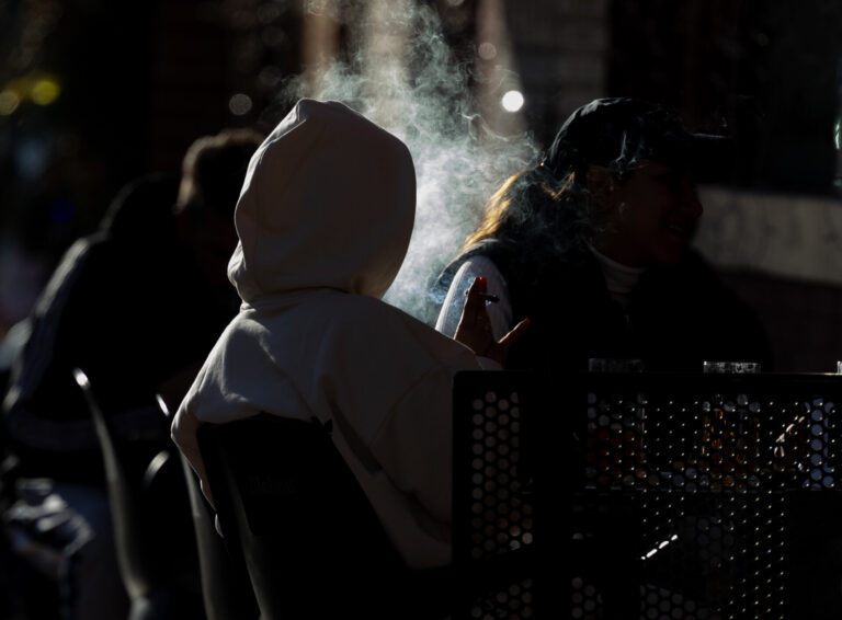 Sanidade alerta del márketing de los nuevos vapeadores por ser «productos dañinos que parecen inofensivos»