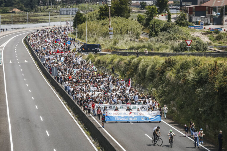 Miles de personas claman en Pontevedra contra la permanencia de ENCE y la instalación de Altri en Palas de Rei