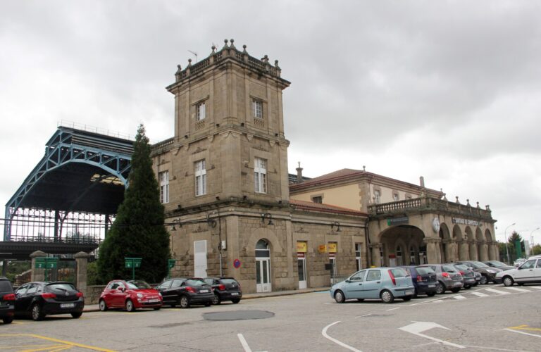Un conductor atropella a tres personas en el aparcamiento de la estación intermodal de Santiago de Compostela