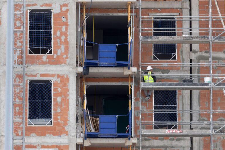 La Xunta refuerza a las empresas que tramitan licencias urbanísticas municipales para bajar la espera a un mes