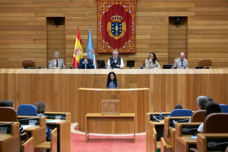 Estudiantes gallegos votan en el Parlamento en contra del uso habitual de la IA y de las pantallas en los dormitorios