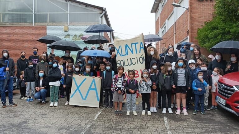 La comunidad educativa del CEIP Chans Bembrive se concentra para exigir la renovación de los techos del centro