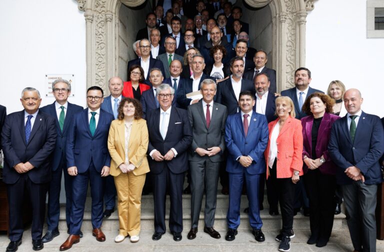 La patronal pide a Rueda «seguir aliviando» impuestos y este responde que «bajarlos sí», pero «siempre que se pueda»