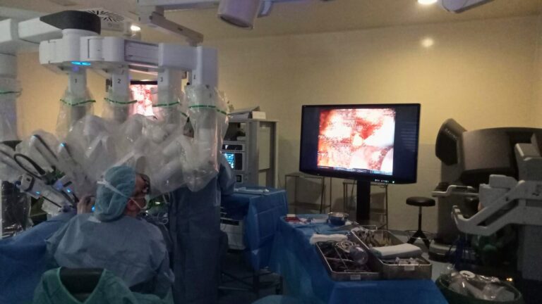 Cirujanos del Álvaro Cunqueiro de Vigo extirpan un tumor de próstata con una sola incisión por primera vez en el mundo