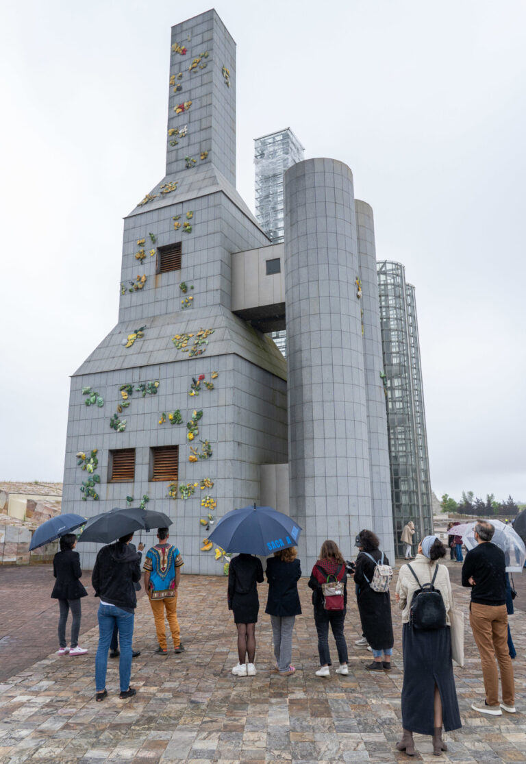 Una intervención artística recupera residuos plásticos industriales para revestir las Torres Hejduk del Gaiás