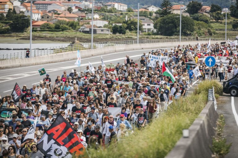 Asociación pola defensa da ría de Pontevedra alaba el «enorme éxito» de participación de la marcha contra Altri y Ence