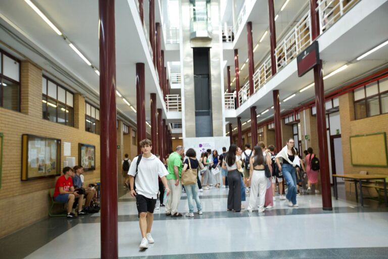 Educación convoca 2.431 becas de 2.000 euros para universitarios que quieran compatibilizar estudios e investigación