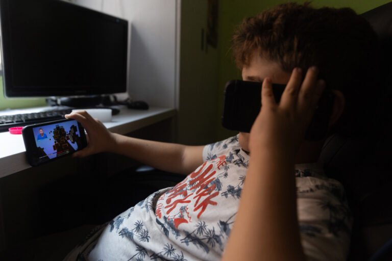 Convocadas movilizaciones en Vigo, Santiago y otras ciudades por el derecho de la infancia a la desconexión digital