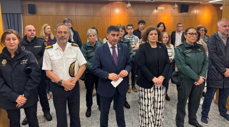 Concentración ante la Delegación del Gobierno en Galicia de condena por el crimen de violencia vicaria en Bilbao