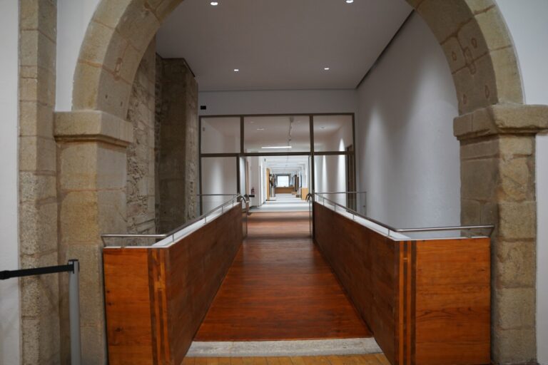 Inaugurada la pasarela de madera que une el Museo do Pobo Galego con el antiguo convento de San Domingo de Bonaval