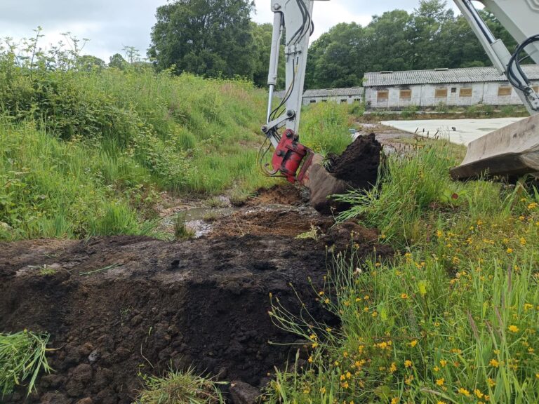 Crean una zanja perimetral en Muras (Lugo) para evitar que llegue más material contaminante al río Landro