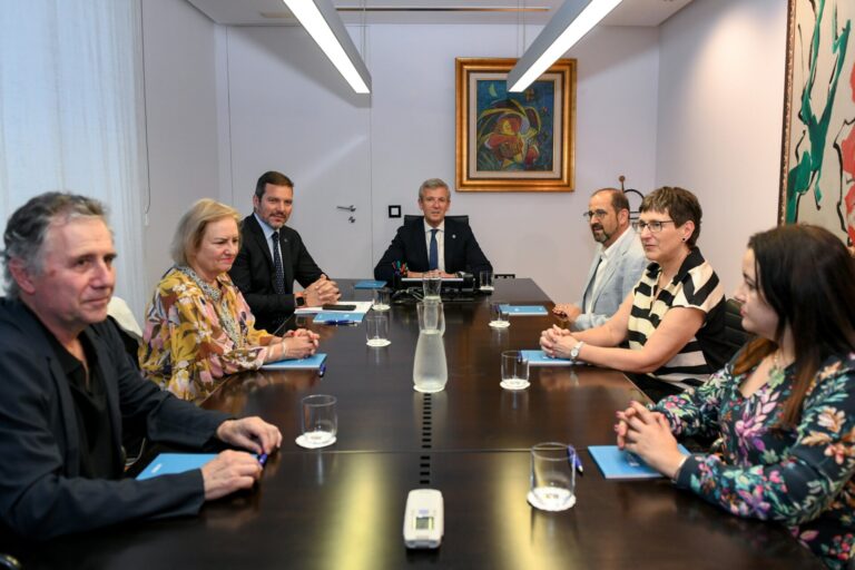 La Xunta y la RAG confirman su voluntad de avanzar en el pacto por la lengua para favorecer la presencia del gallego