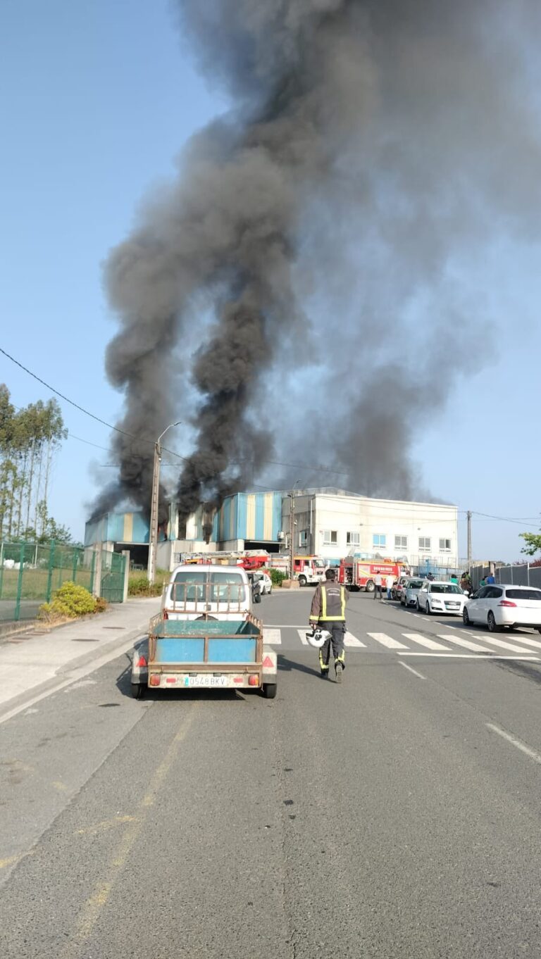 Unas baterías de móviles antiguos se investigan como posible causa de un incendio en una planta de reciclaje de Ordes