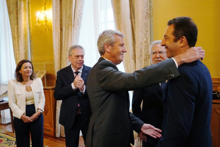 Pleno.-«El abrazo de la vergüenza» de Rueda a Villares centra la crítica de la oposición: «Lo despidieron como un héroe»