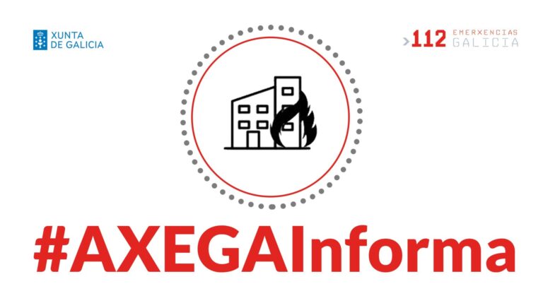 Servicios de emergencias trabajan en la extinción de un incendio en una nave industrial de Portas (Pontevedra)