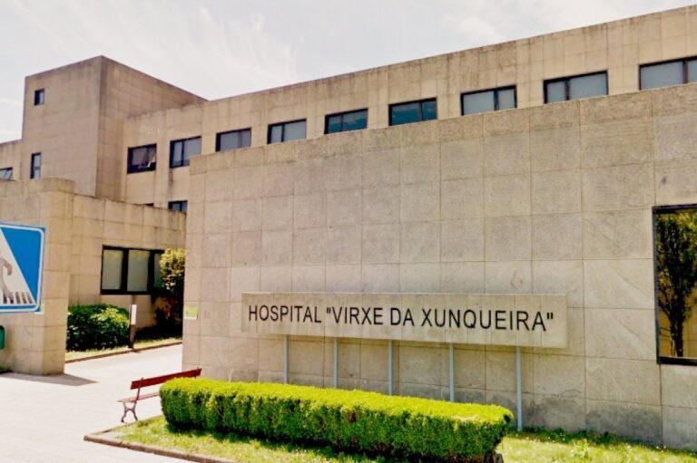 Un joven da un puñetazo y lanza insultos racistas a un médico de Urgencias del Hospital de Cee
