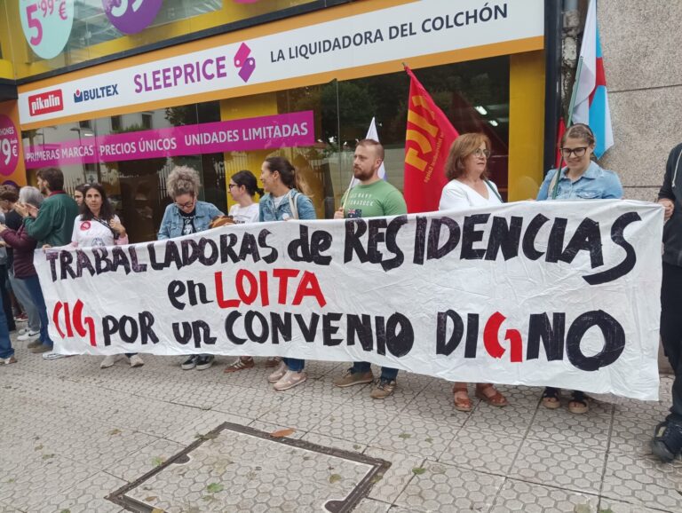 Protesta frente al Parlamento para reclamar un «convenio digno» para las trabajadoras de residencias privadas
