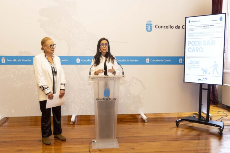 A Coruña promueve una campaña para impulsar la recogida de las deposiciones de perros