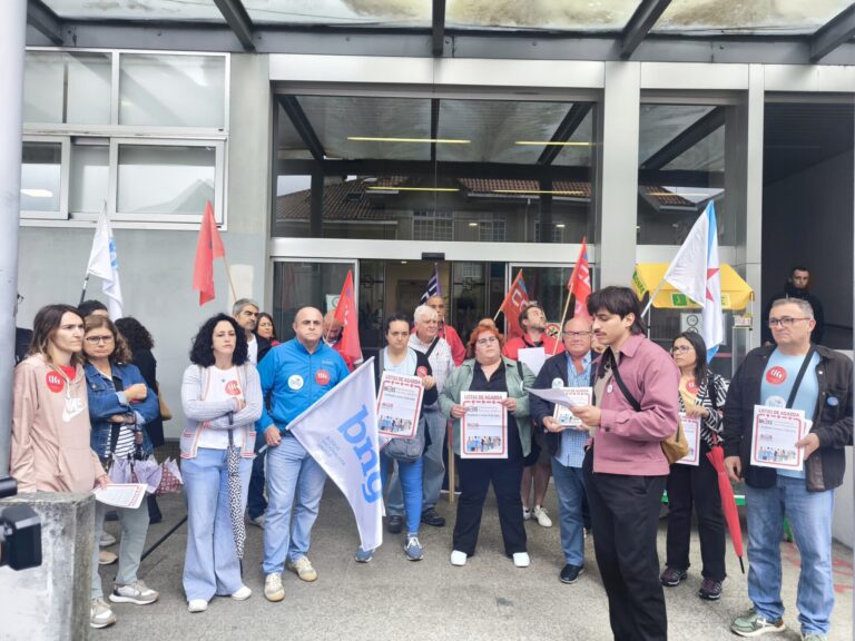 Protestas ante centros sanitarios gallegos contra las demoras: «¡Que metan a Rueda en la lista de espera!»