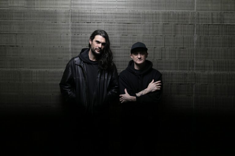 Oliver Laxe ofrecerá en Santiago un espectáculo audiovisual «inmersivo» en la ‘rave’ de ‘Sirat’