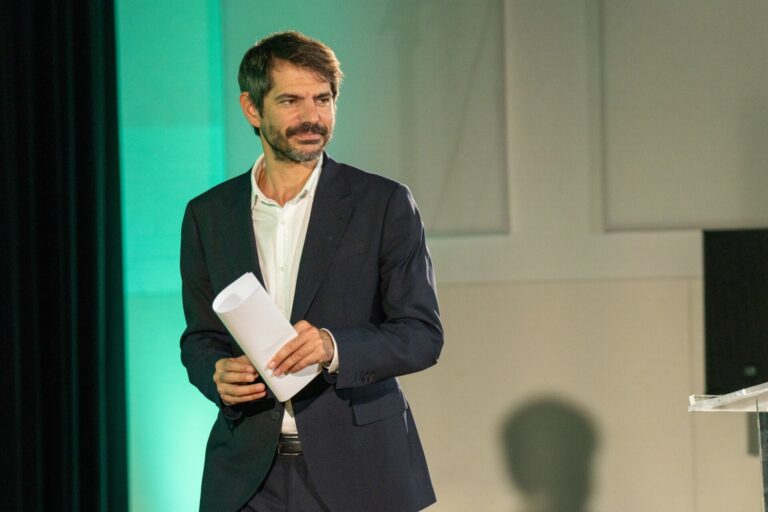 Ernest Urtasun pide reunirse con Alfonso Rueda para analizar el impacto de Altri en el Camino de Santiago