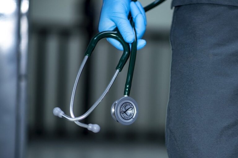 La huelga de médicos contra el Estatuto Marco alcanza un seguimiento del 15,5% en Galicia, según Sanidade