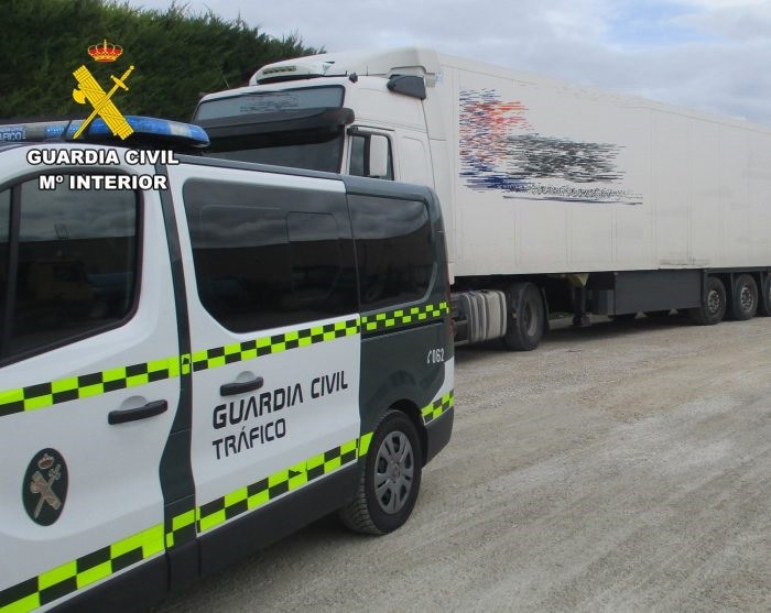 Investigado un matrimonio por intercambiar sus tarjetas digitales de conductor profesional para no descansar al volante