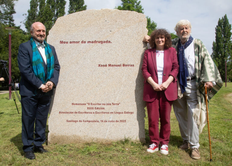 Un monolito conmemorativo y la plantación de un tejo para rendir homenaje en Santiago a Xosé Manuel Beiras