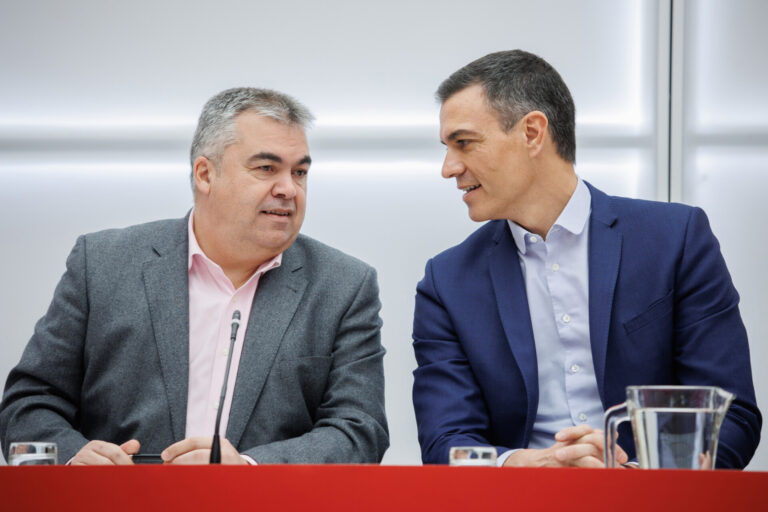 Ediles de Santiago expulsados del PSOE exigen a Sánchez que se revise su caso firmado por Cerdán