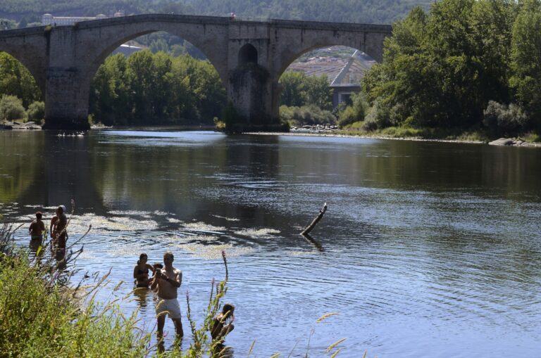 La zona del Miño en Ourense estará este lunes en aviso amarillo por calor y el litoral de A Coruña por temporal costero